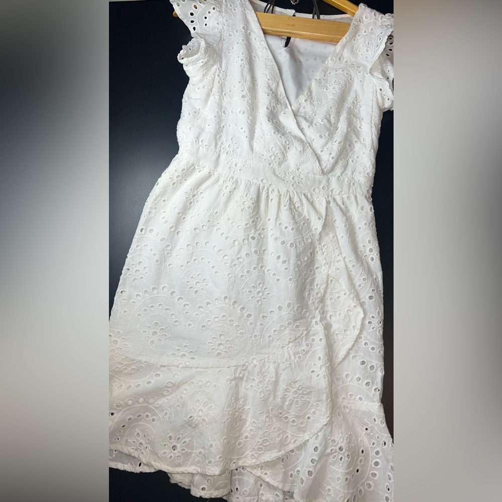 Japna white eyelet Faux Wrap dress with Ruffled bottom Size Medium GUC